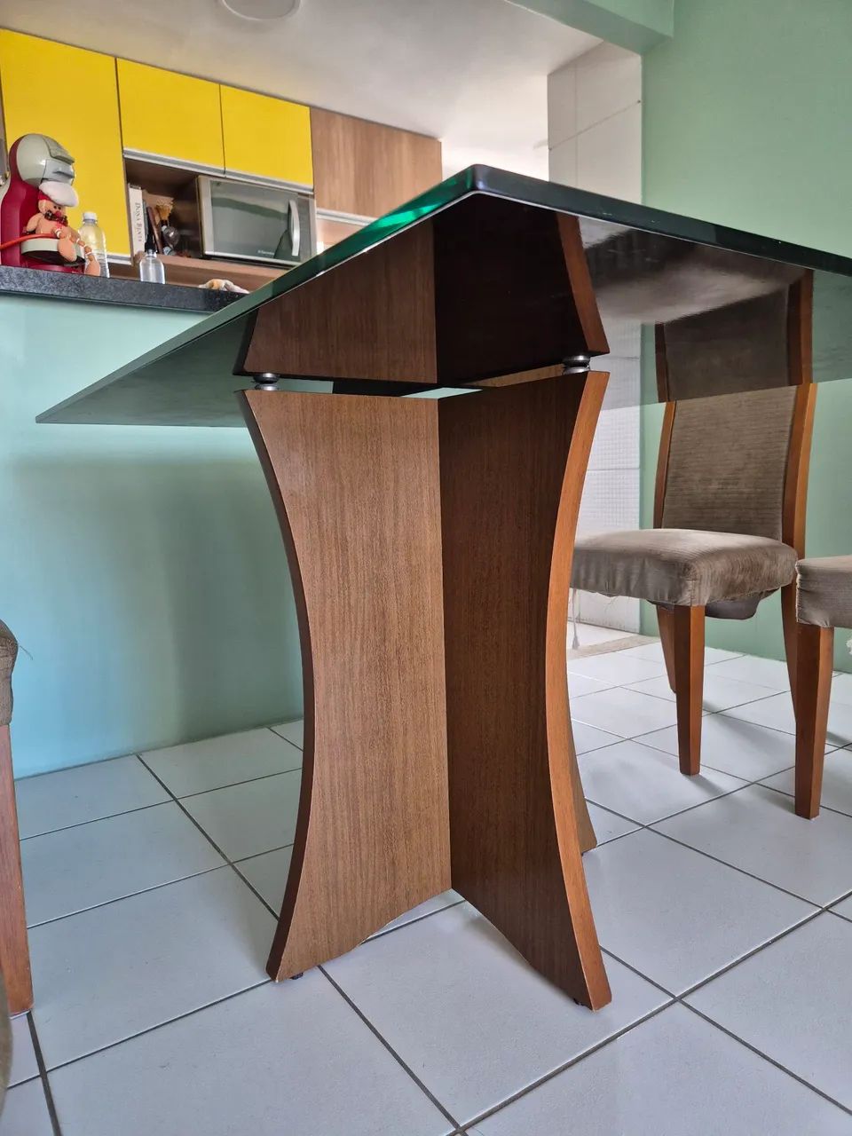 Mesa de madeira maciça e tampo de vidro com 4 cadeiras - Foto 4