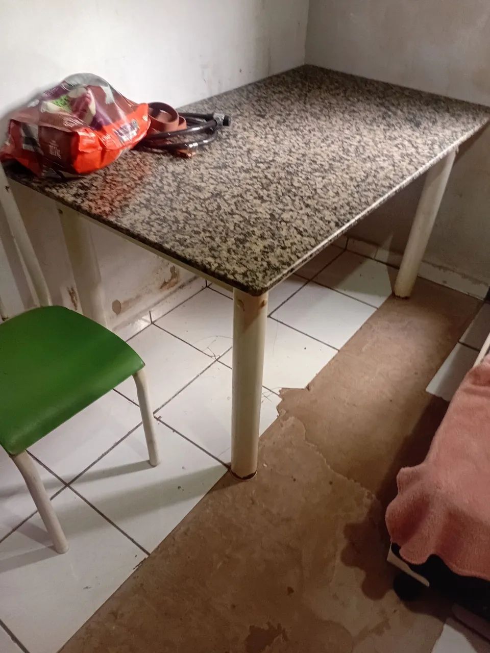 Vendo mesa 4 cadeiras