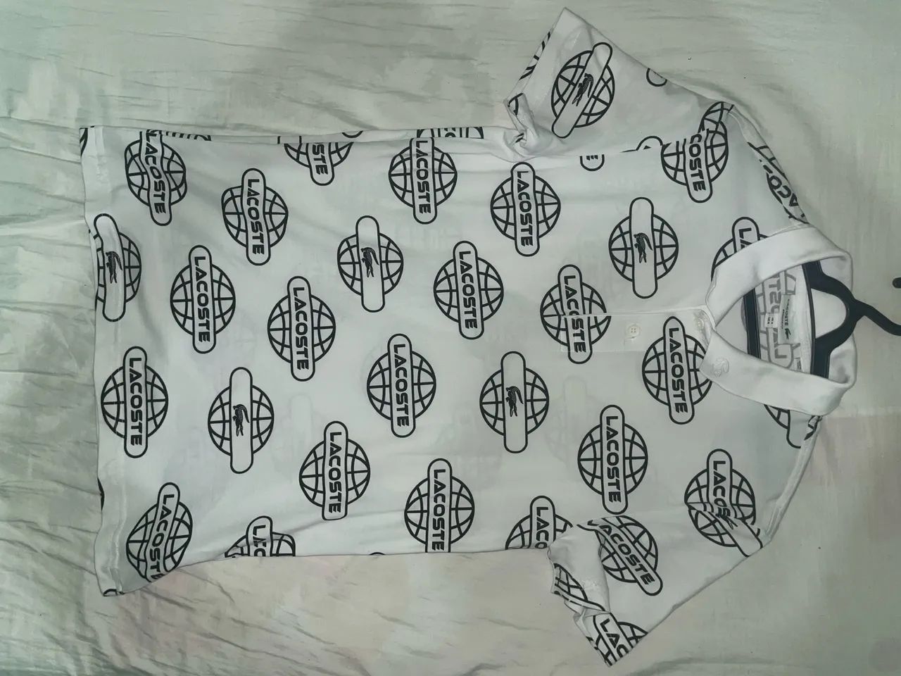 Polo da Lacoste com estampa de globo