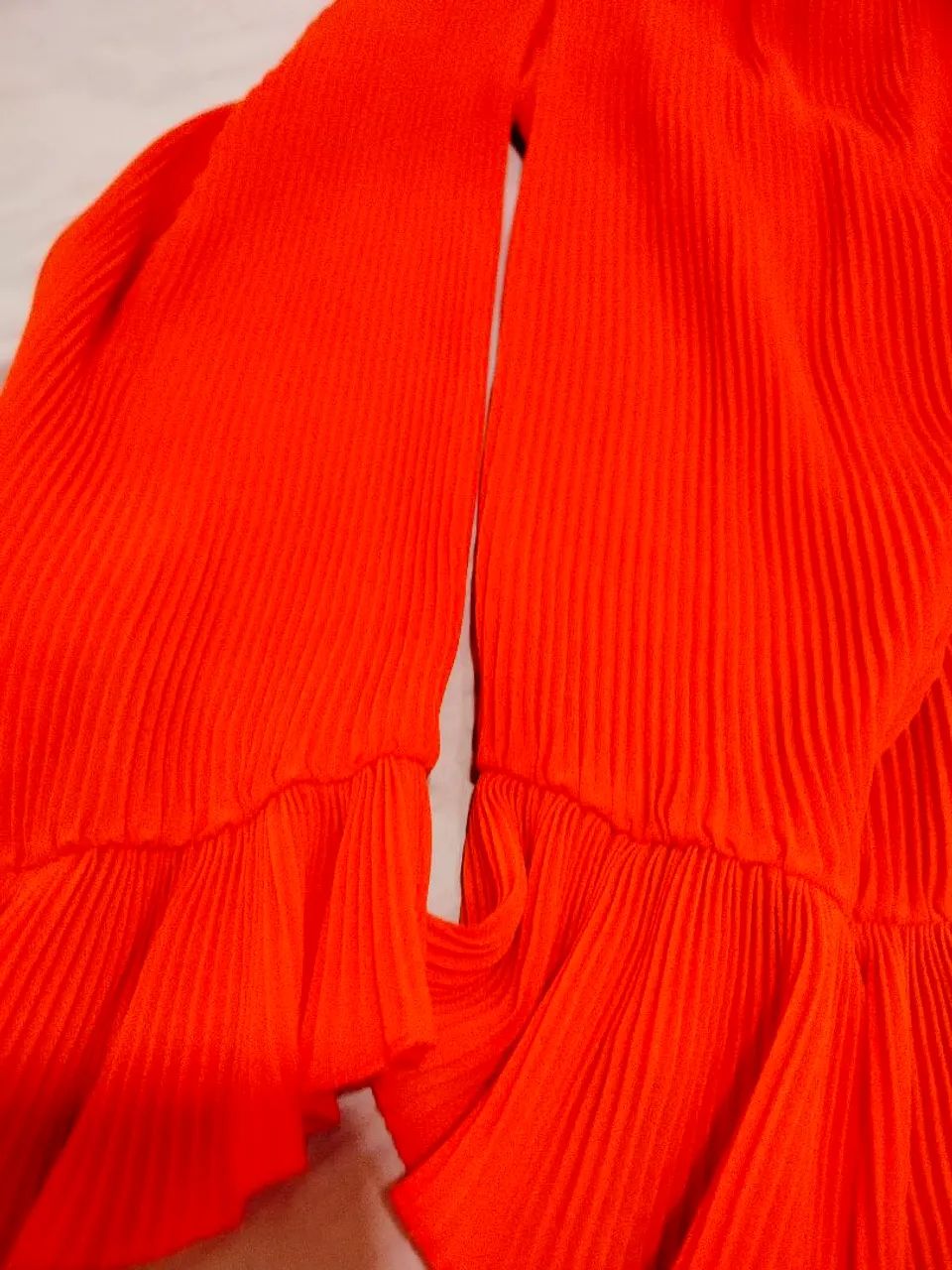 Blusa em organza, com mangas drapeadas - Foto 4