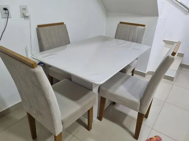 Mesa de jantar retangular com 4 cadeiras