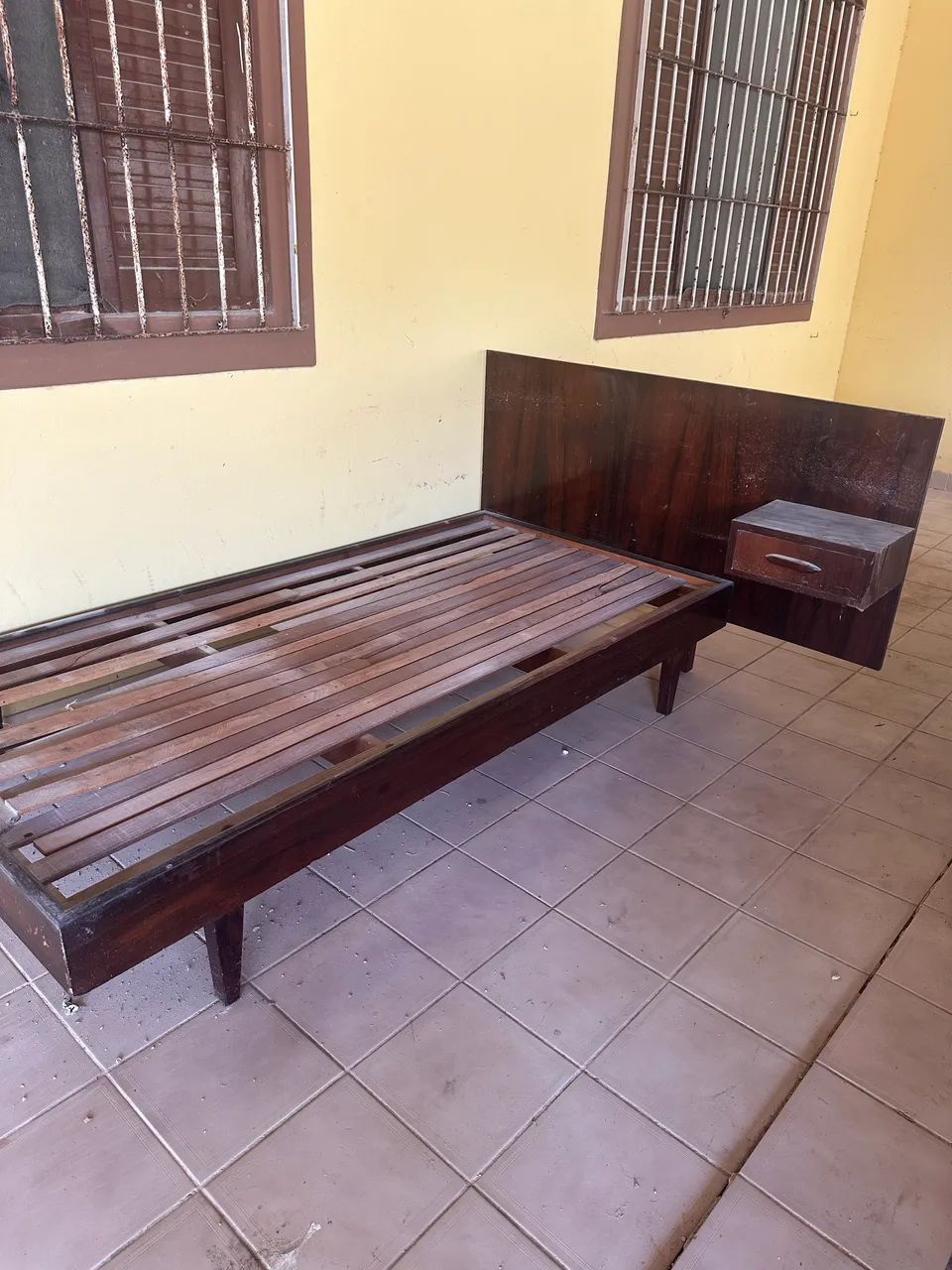Cama solteiro em madeira maciça com cabeceira  - Foto 3