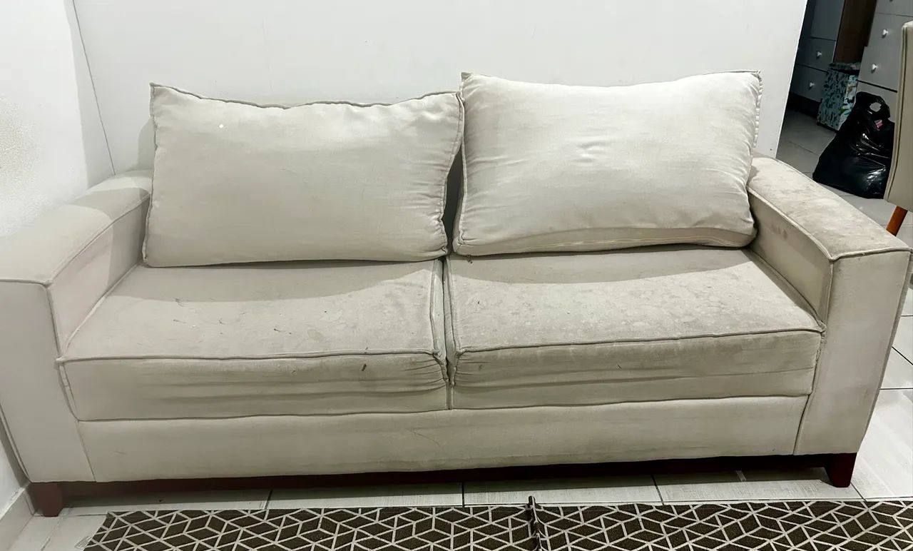 Sofá de linho e detalhes de madeira 
