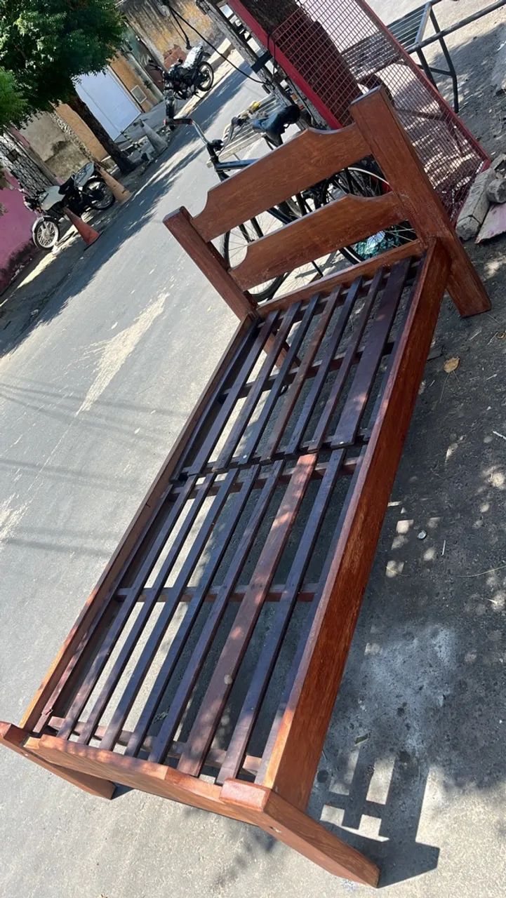 Cama de solteiro de madeira 