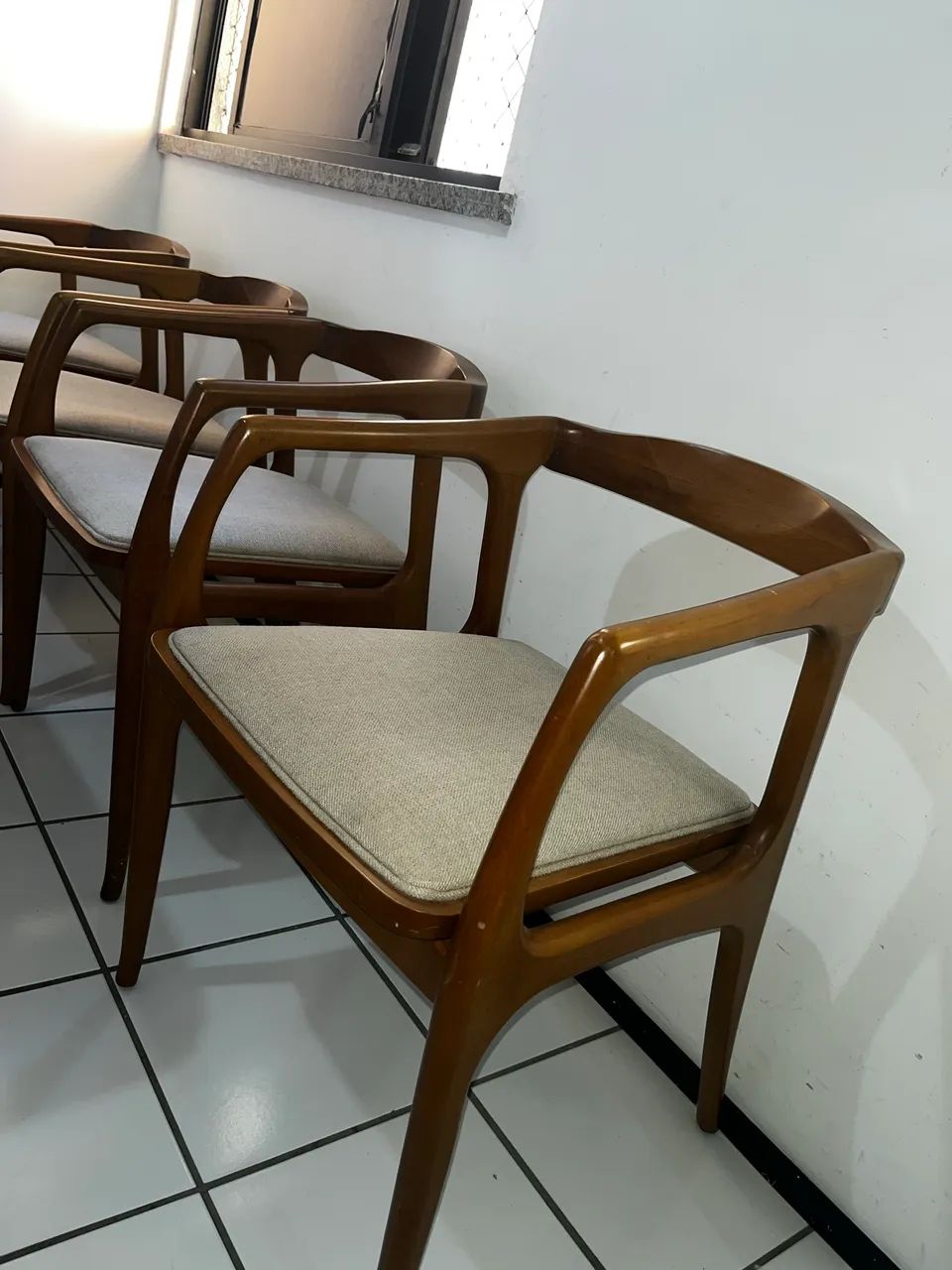 Conjunto de cadeiras de madeira maciça com acolchoado de linho - Foto 5