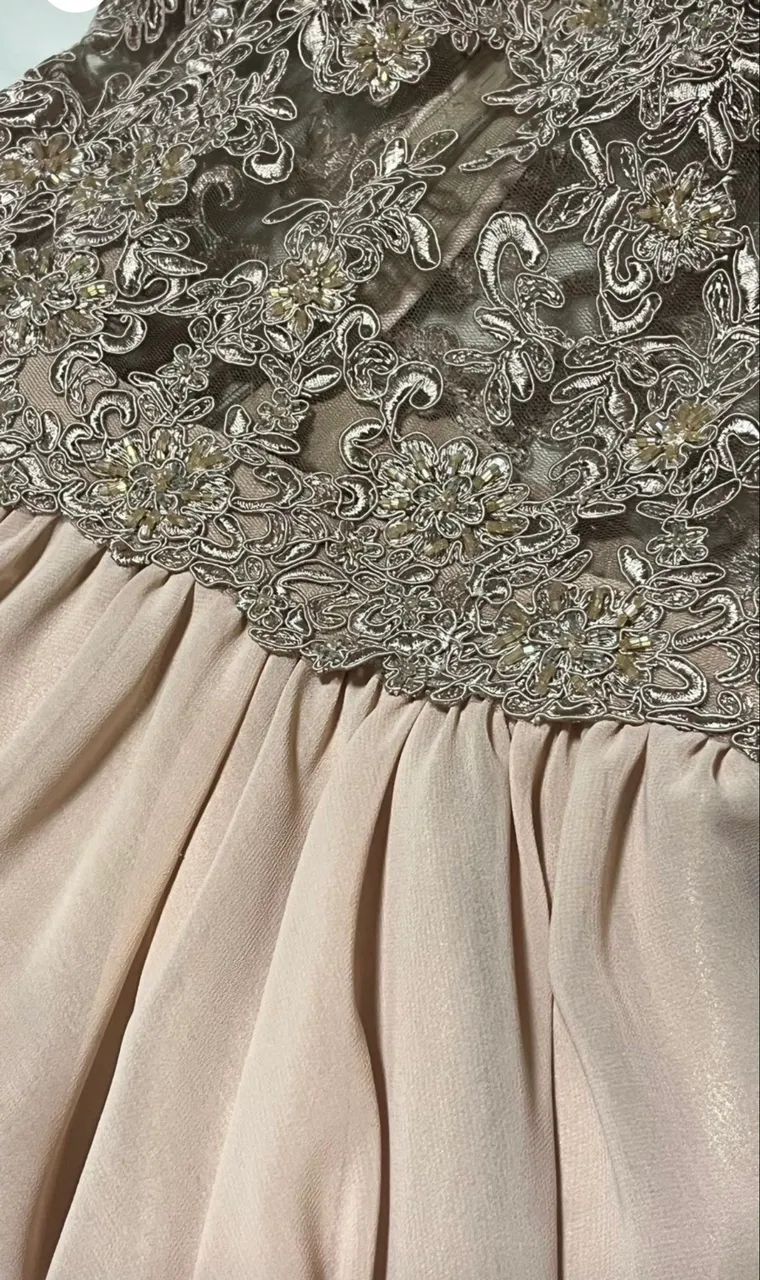 Vestido curto de renda e chiffon - Foto 3