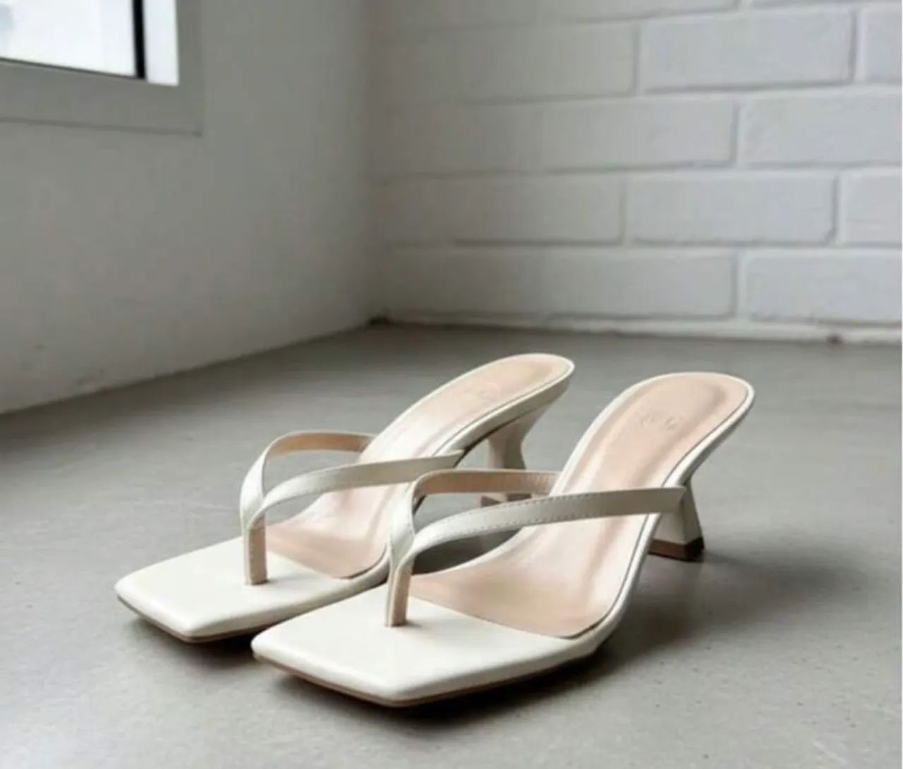 Salto branco 35 NOVO