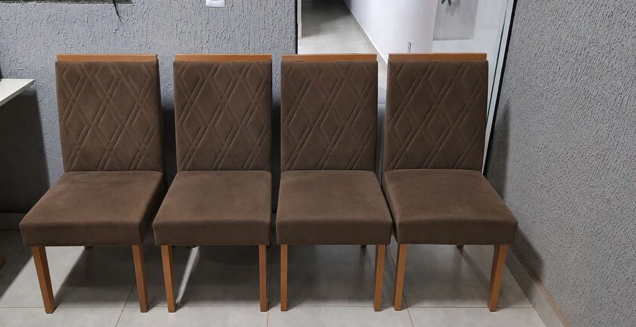 Jogo de mesa com 4 cadeiras estofadas  - Foto 3