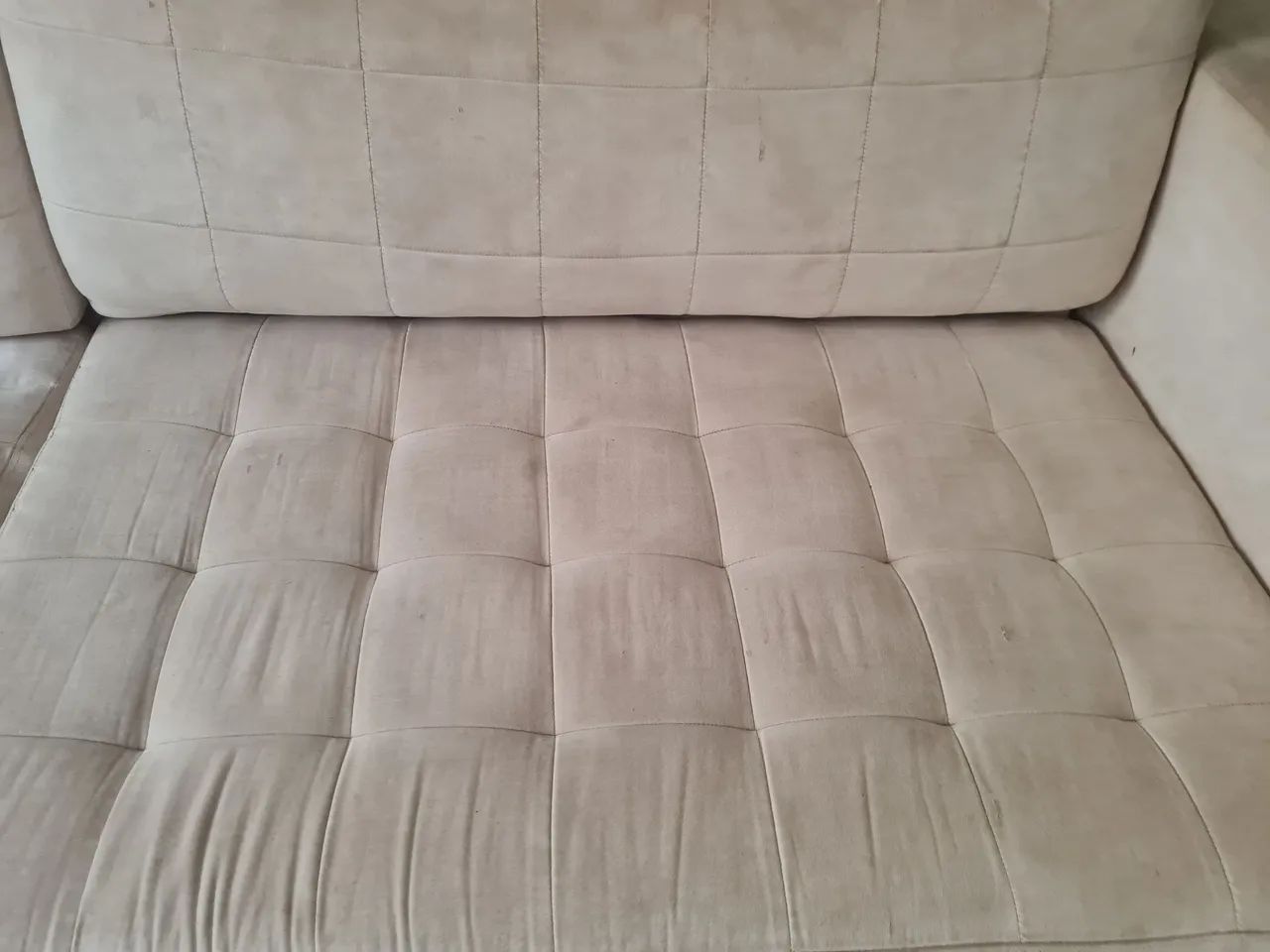 Sofa 3 lugares bege de suede - Foto 4