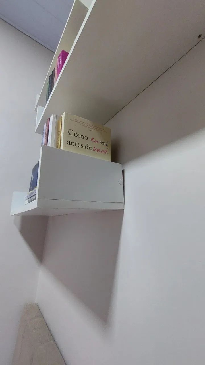 Prateleira de livros e outros objetos  - Foto 2