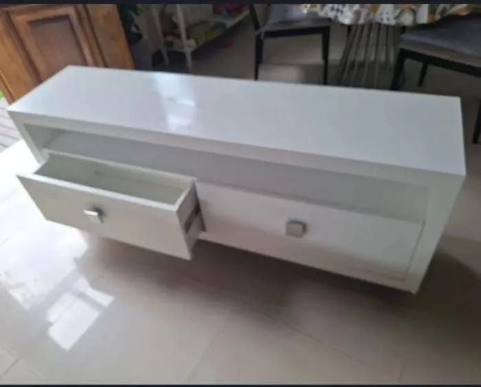 Rack de MDF branco com rodinhas bem conservado - Foto 2