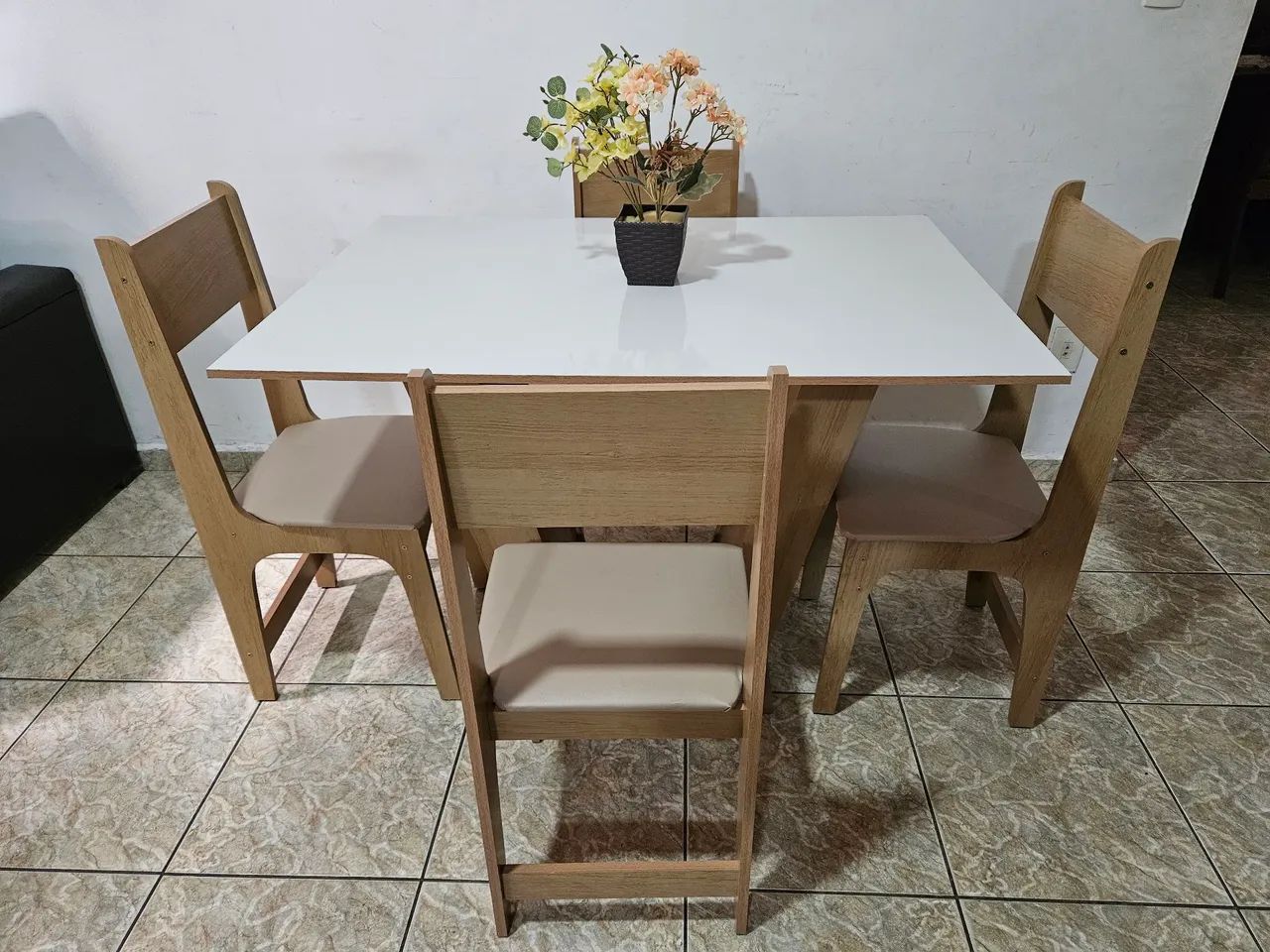 Mesa Nova com 4 cadeiras, Entrego também!! - Foto 2