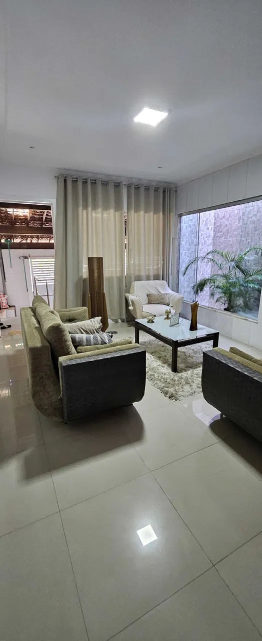 Excelente casa! Tem 200m² com 3 vagas de garagens, toda reformada e muito bem localizada! 