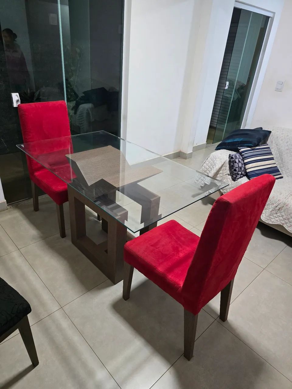 Mesa com base planejada e vidro + 2 poltronas 
