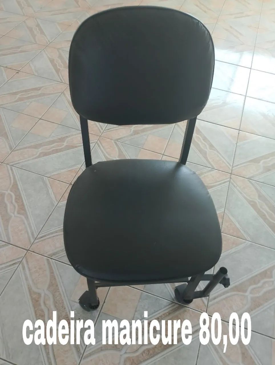 Mesa de manicure com armário e cadeira 