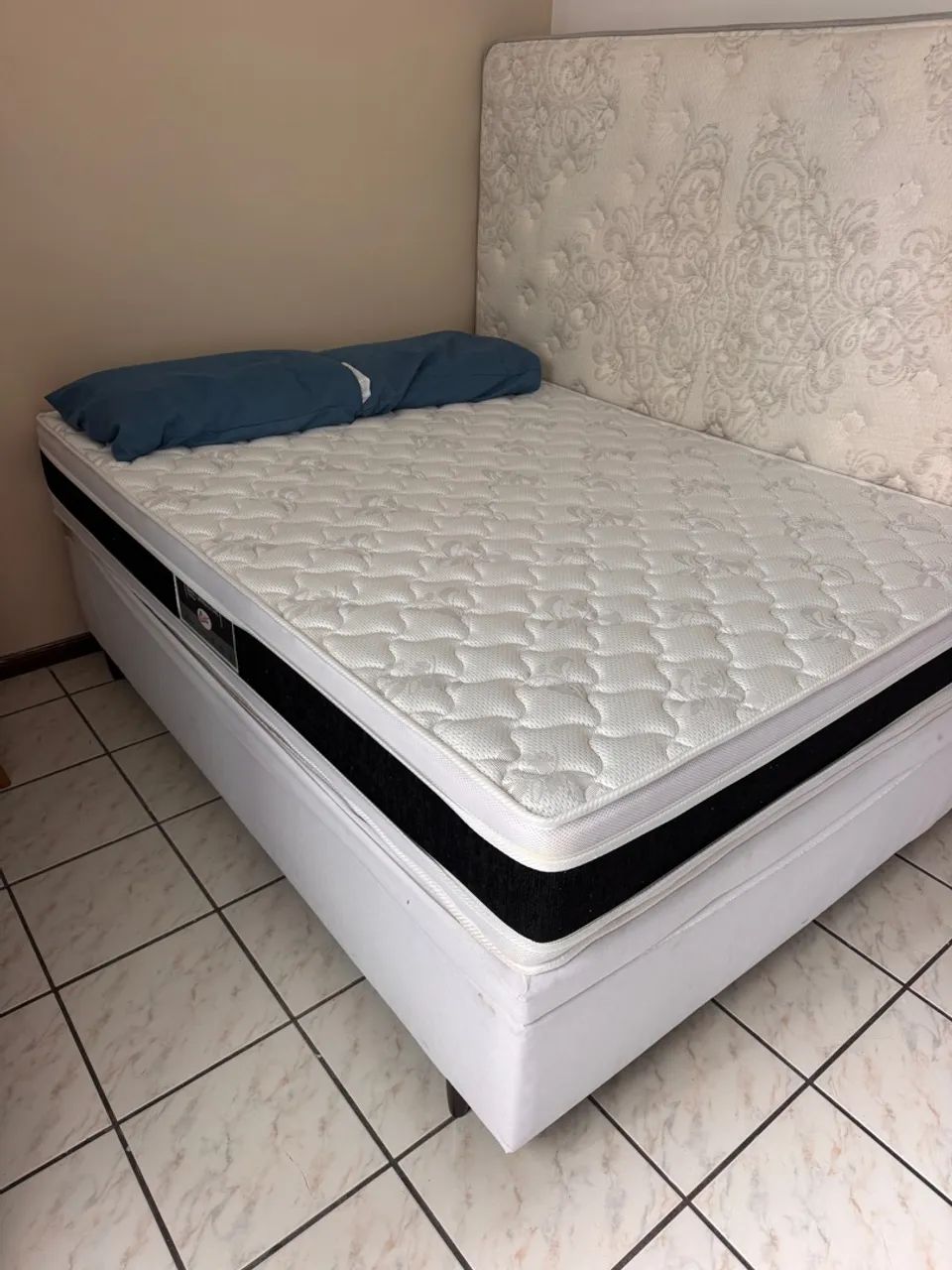 Cama de casal com baú 