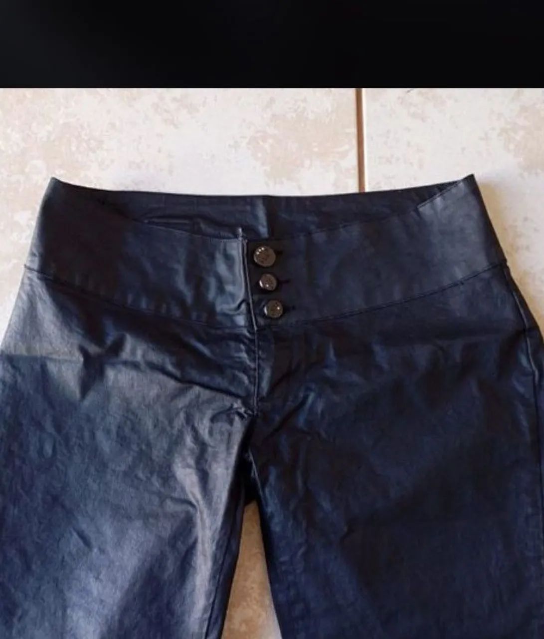 Calça  preta de couro fake feminina tamanho 46 - Foto 3