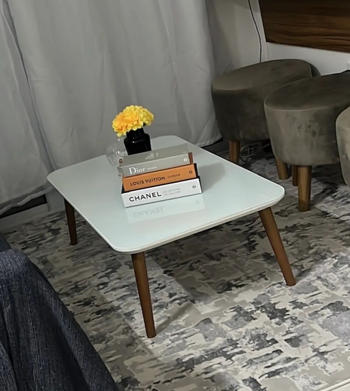 Mesa de cento, tampo de vidro branco 
