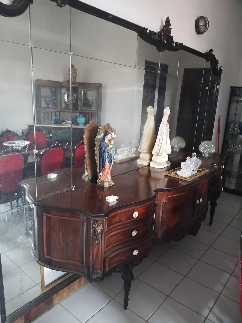 Móvel antigo, aparador com espelho. 