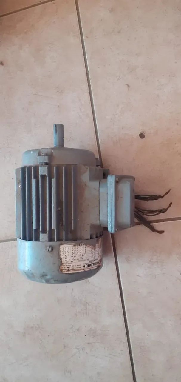 Motor de 2cv, trifasico, 3460 rpm, marca Kohlbach, usado