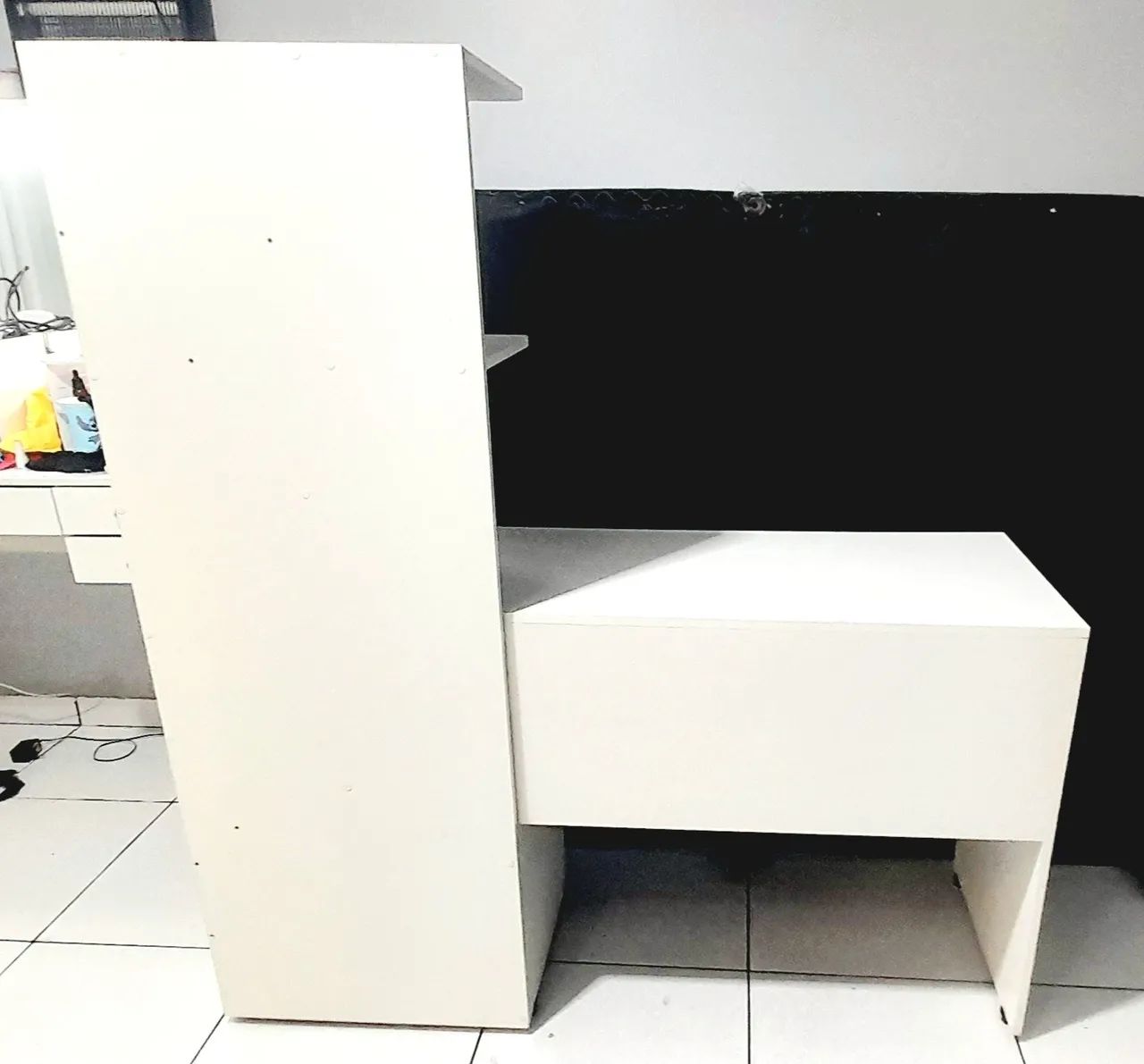 Escrivaninha com gavetas e prateleiras - Foto 4