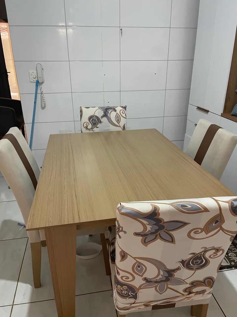 Mesa com 4 cadeiras acochoadas com capas - Foto 3