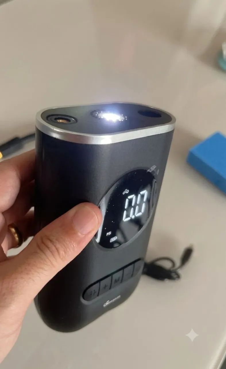 Mini Compressor de ar para Moto, carro e bola - recarregável com display LCD - Foto 3