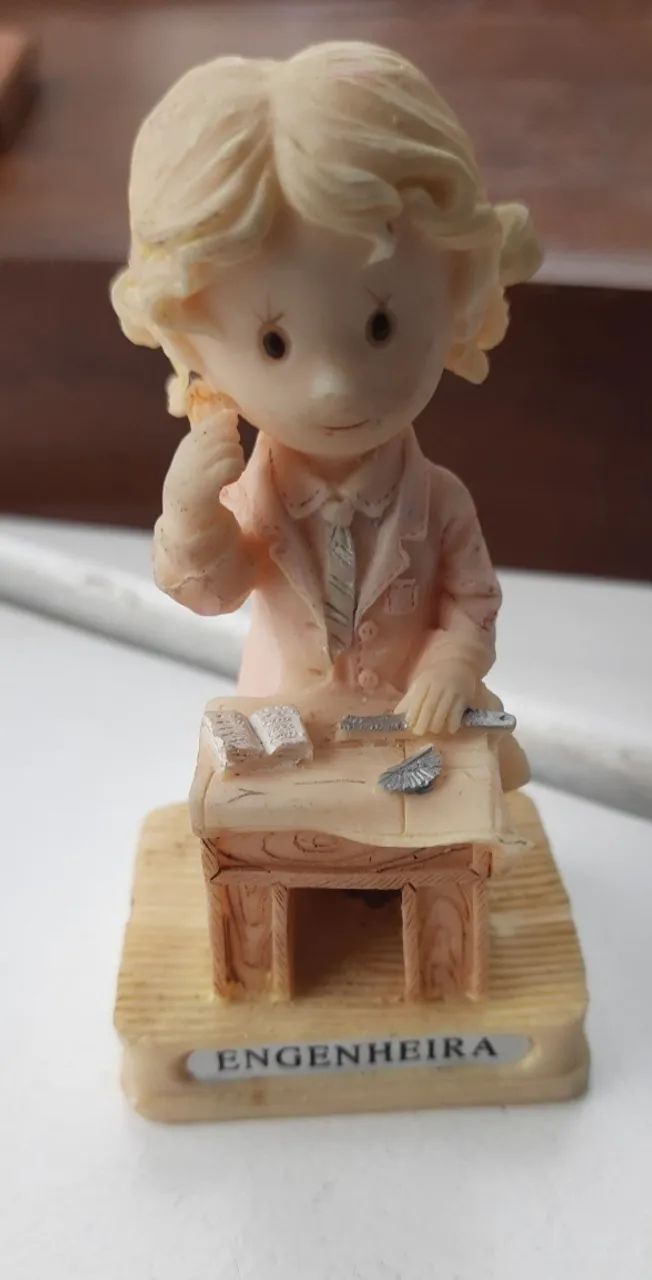 Bibelô vintage representando engenheira 9cm atura
