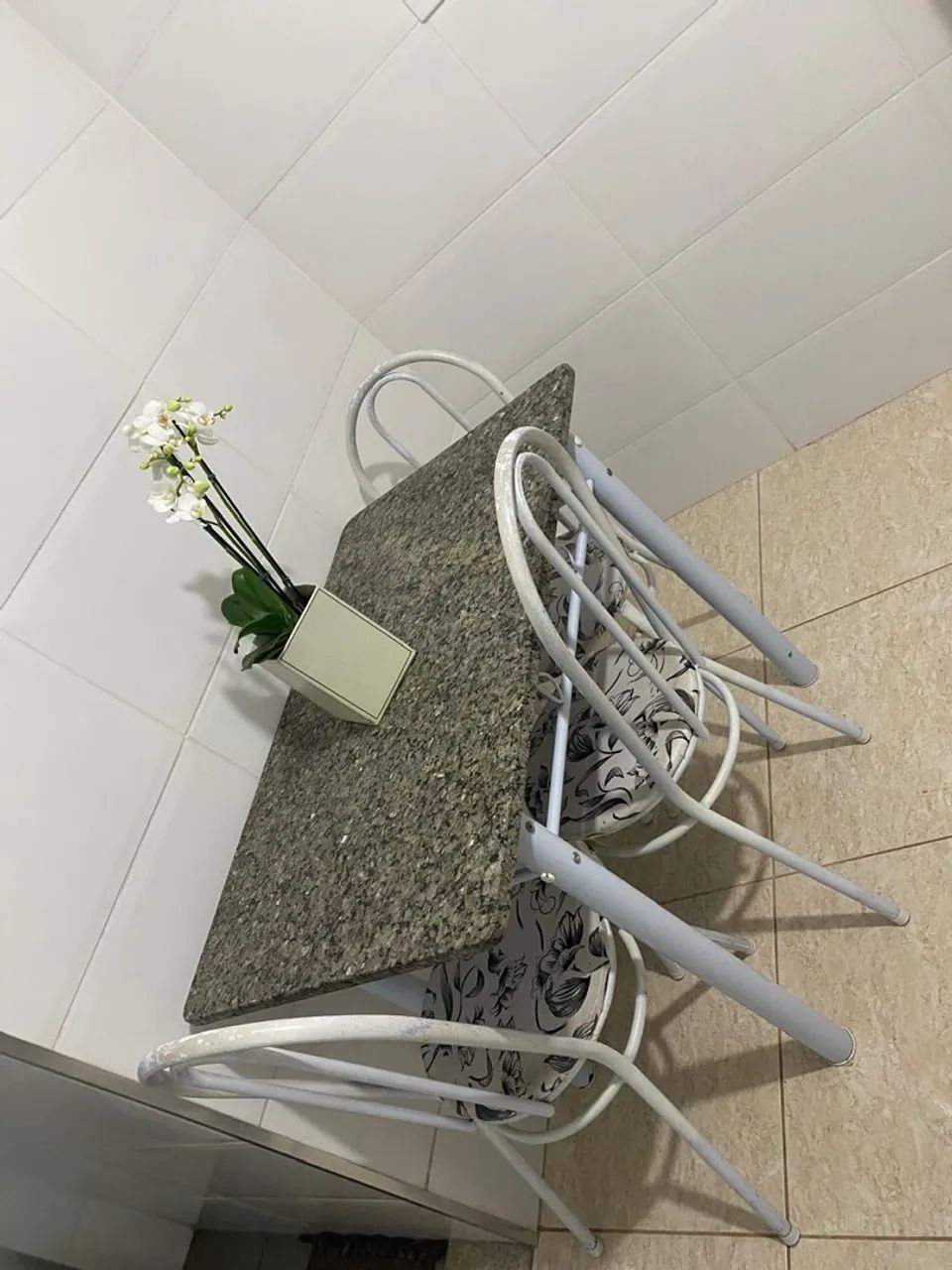 Mesa de pedra com 3 cadeiras  - Foto 2