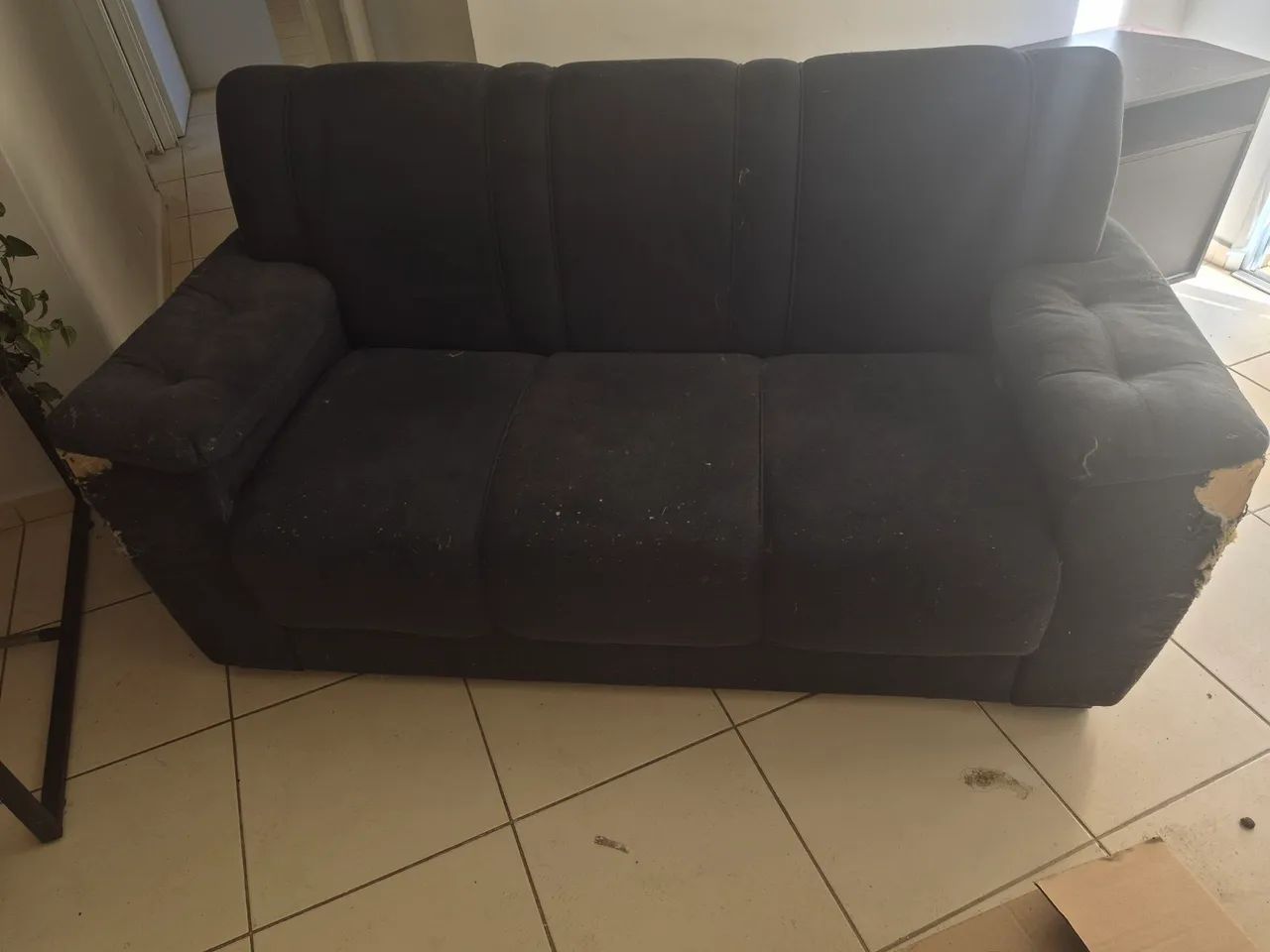 Sofá 3 lugares usado e com marcas (DOAÇÃO)