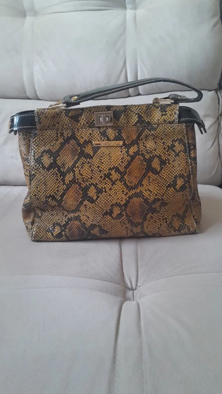 Bolsa feminina tipo couro de piton usada  - Foto 2