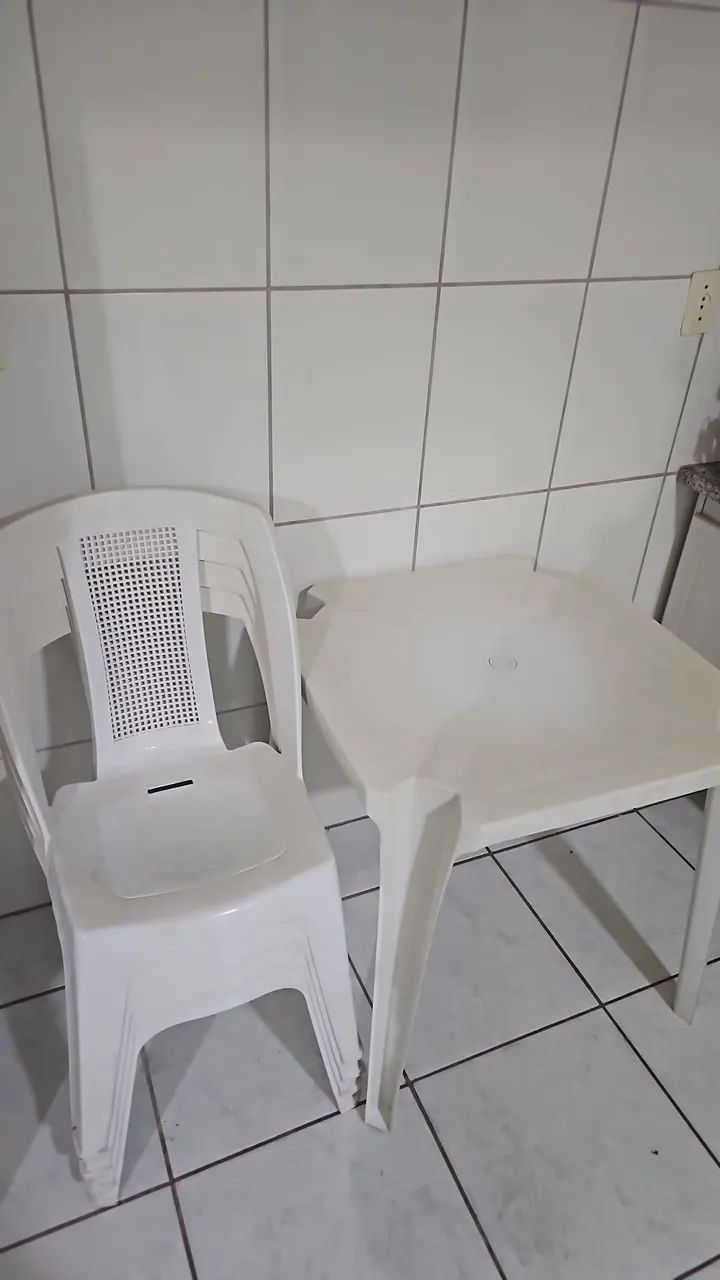 Mesa + 4 cadeiras de plástico reforçadas  - Foto 3