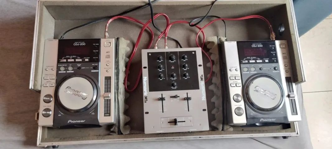Kit DJ com 2 CDJ-200 Pioneer, Mixer Numark M1A e Case - Foto 2