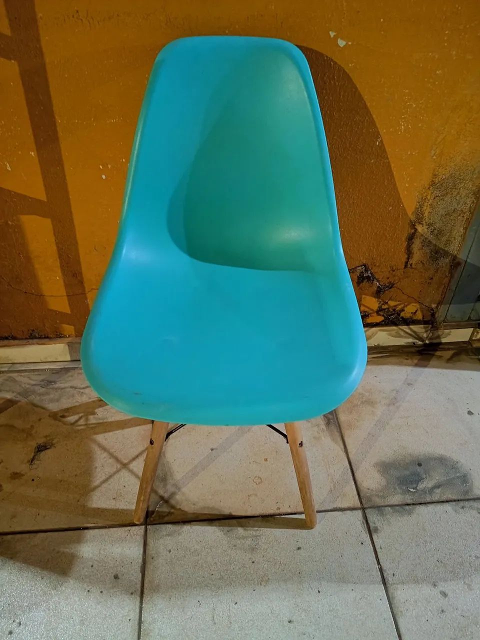Cadeira Eames Eiffel Pés de madeira Linda, boa e barata