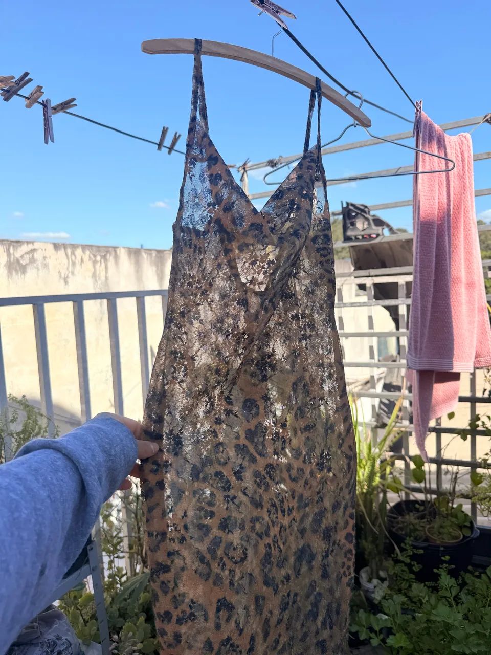 Vestido rendado estampa de onça  - Foto 2