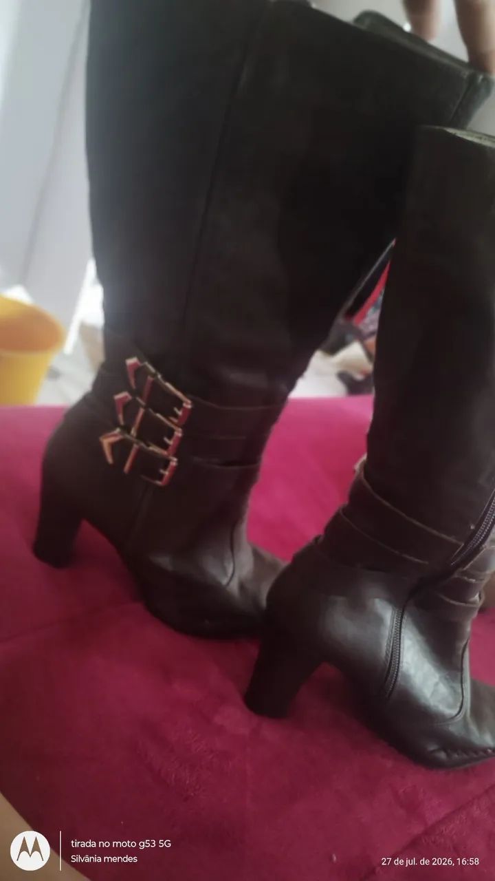 Bota cano alto com fivelas  - Foto 3