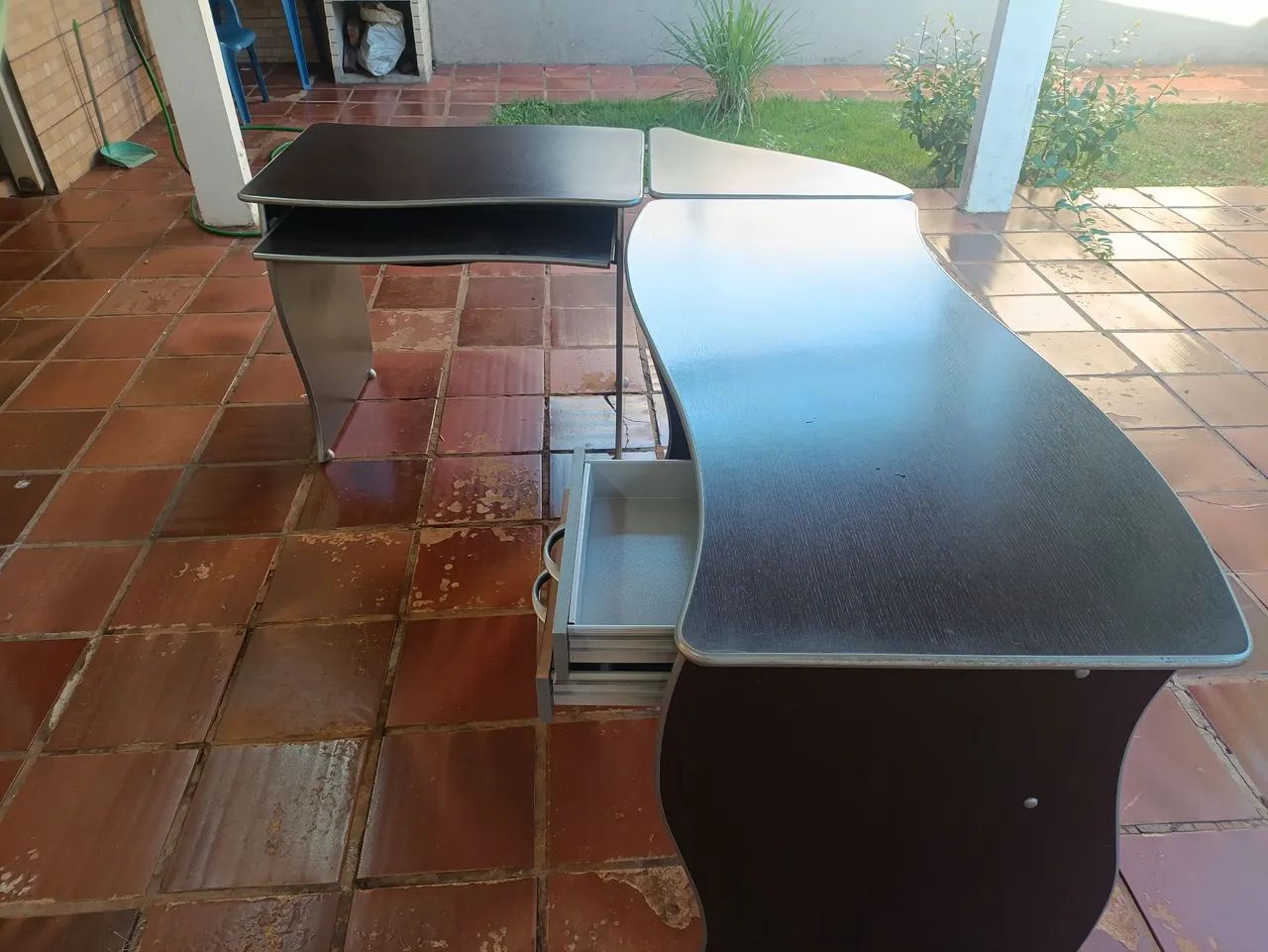 Mesa em "L" semi nova para escritório, duas gavetas. - Foto 2