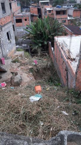 Terreno com 150 metros quadrados declive