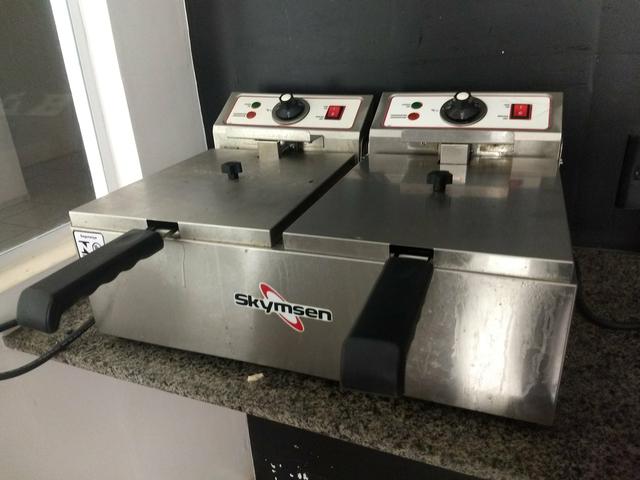 Vendo fritadeira skymsen de duas baias divido em até 12x