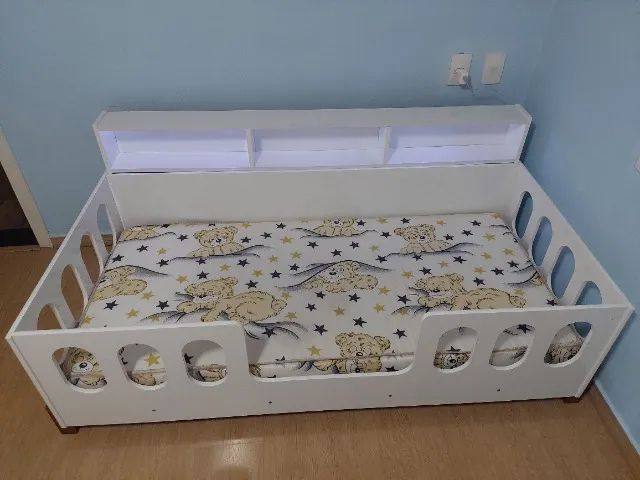 Cama montessoriana infantil com nicho e iluminação em Led 