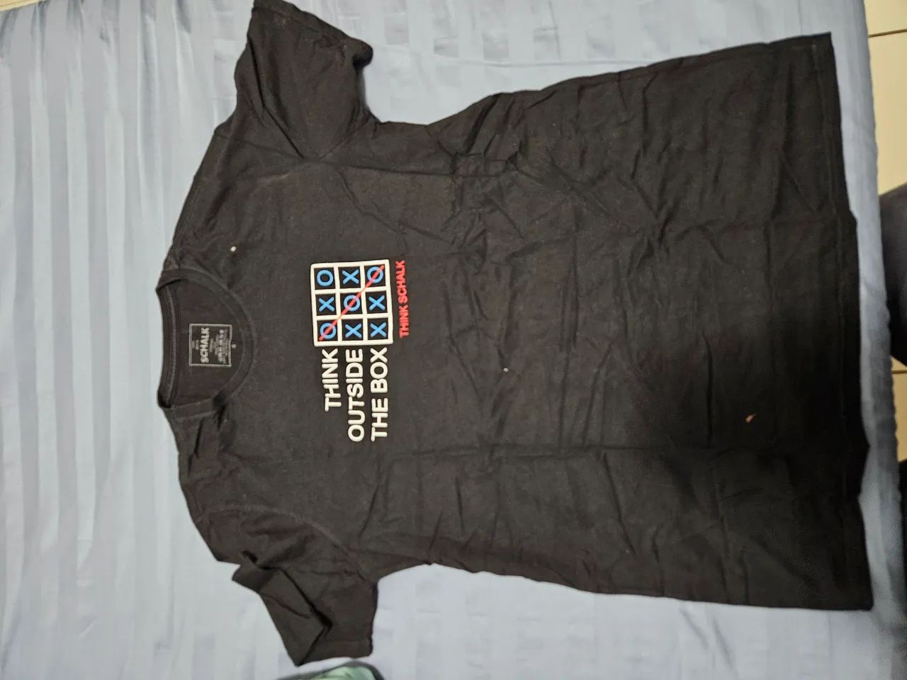 Camiseta Think Outside the Box