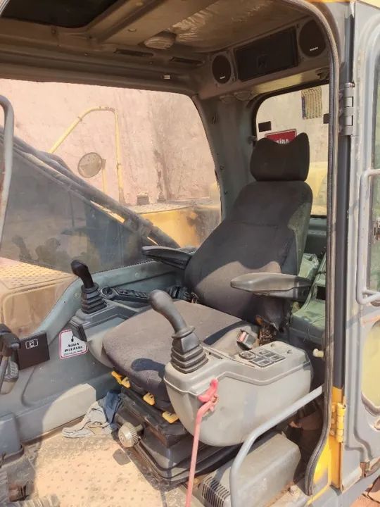 ESCAVADEIRA VOLVO EC 240 - Foto 5