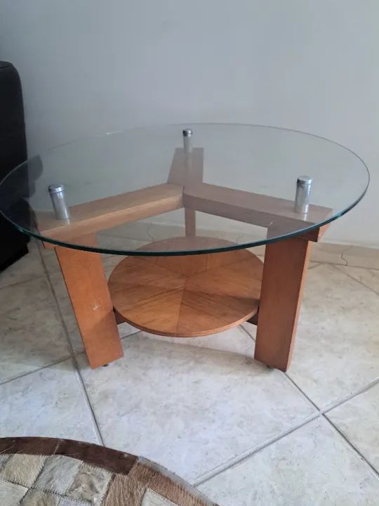 Mesa de centro de madeira com tampo em vidro - Foto 4