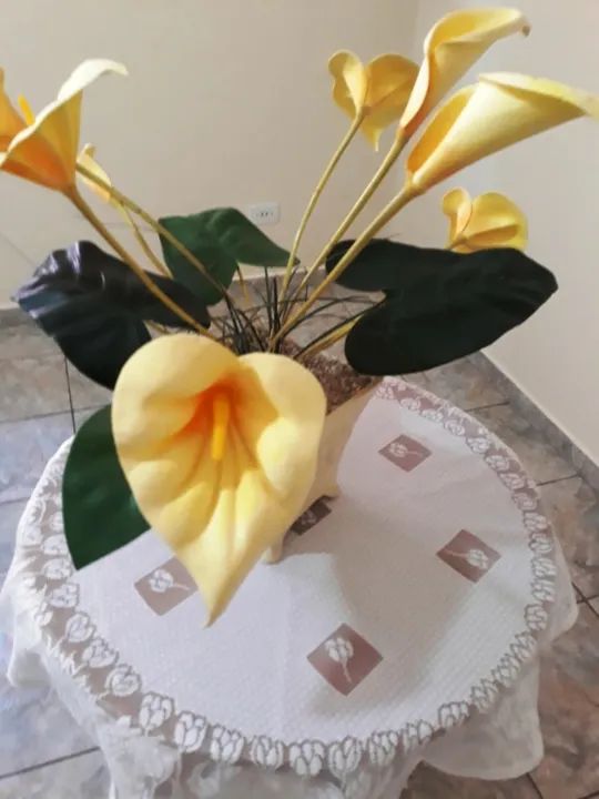 Arranjo de Vaso em Plástico Trabalhado com Flor Artificial danificada - Foto 4