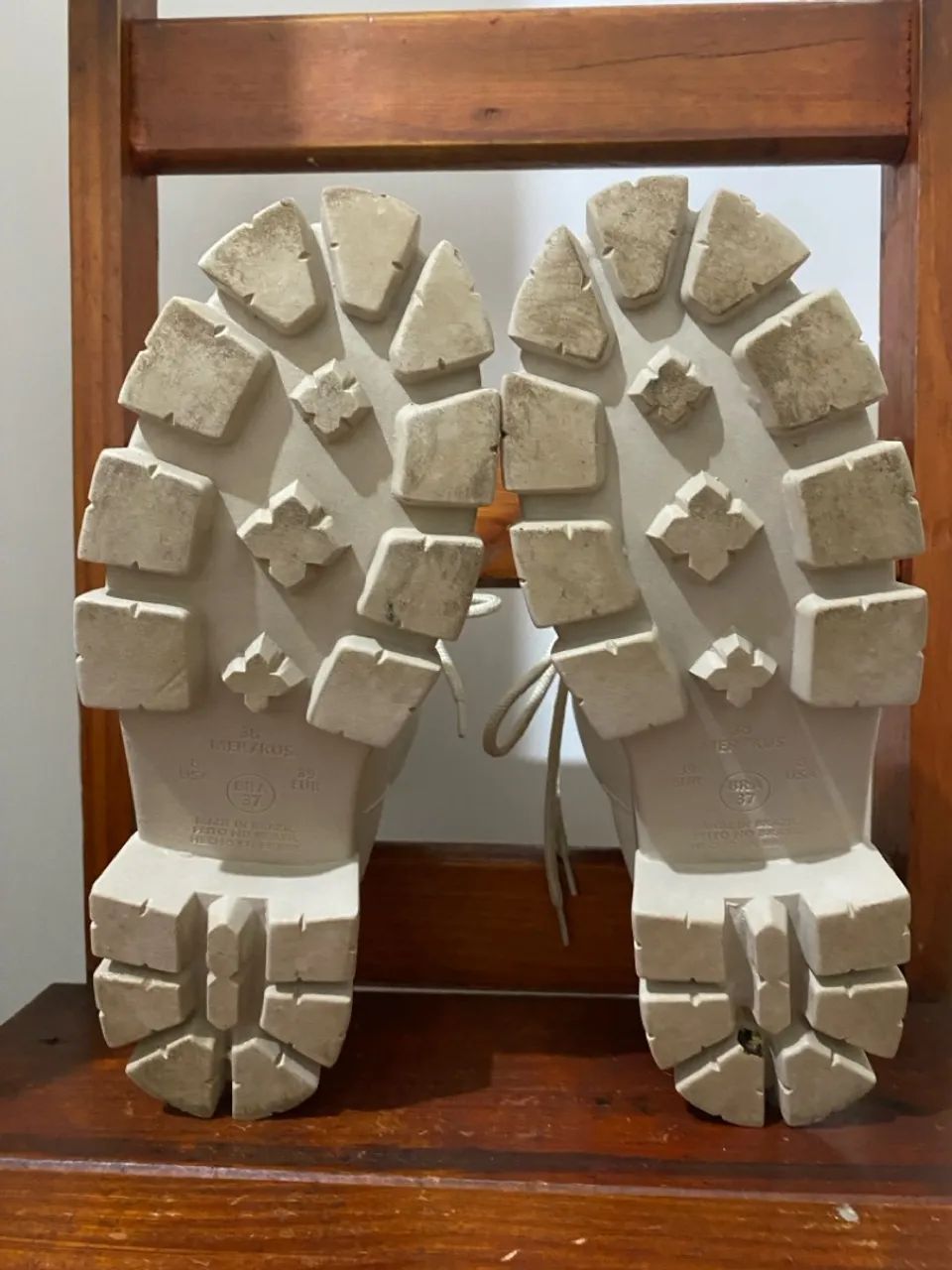 Botas Femininas Tratoradas Brancas - Foto 3