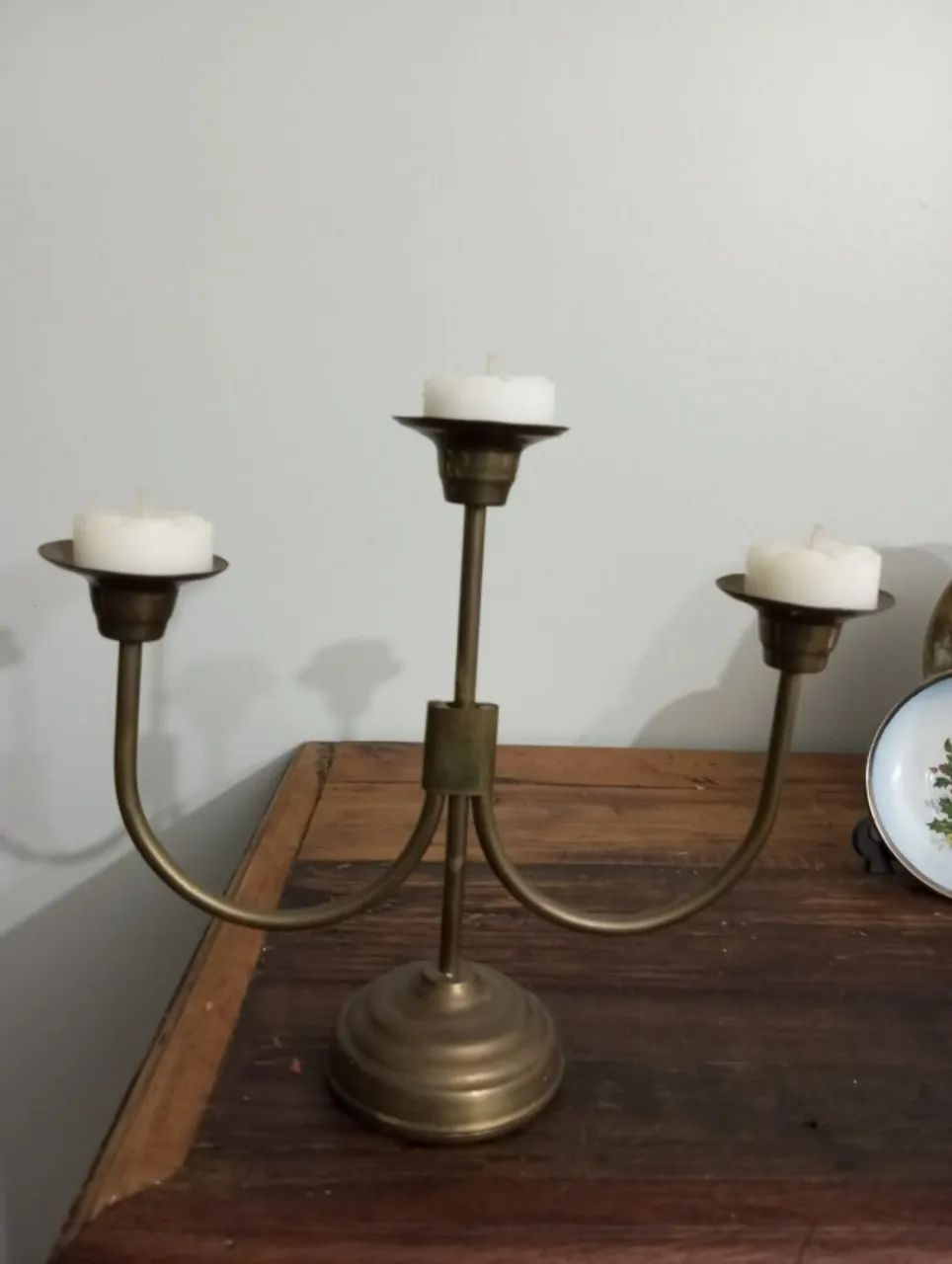 Candelabro antigo 3 velas em metal bronze - Foto 2