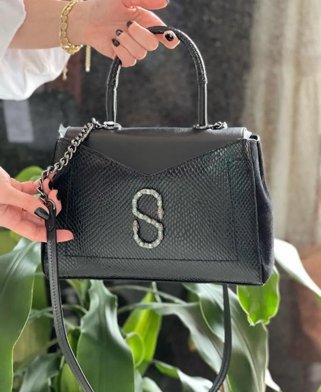 Bolsa preta elegante com detalhe em strass