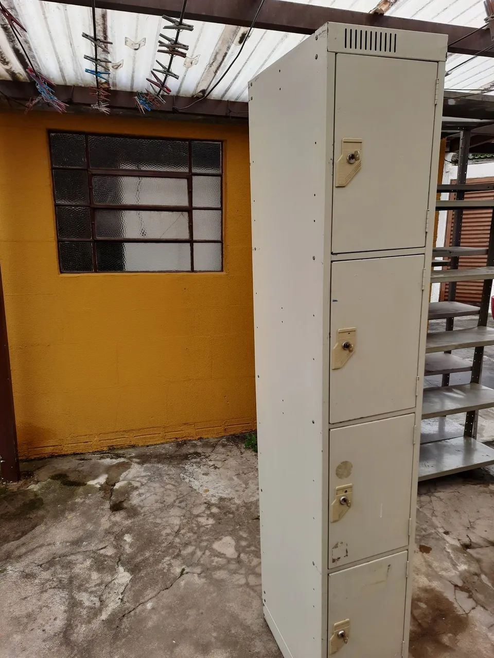 Vendo armário de aço usado 4 portas com chaves  valor 370,00 cada [ entrego com taxa ] - Foto 3