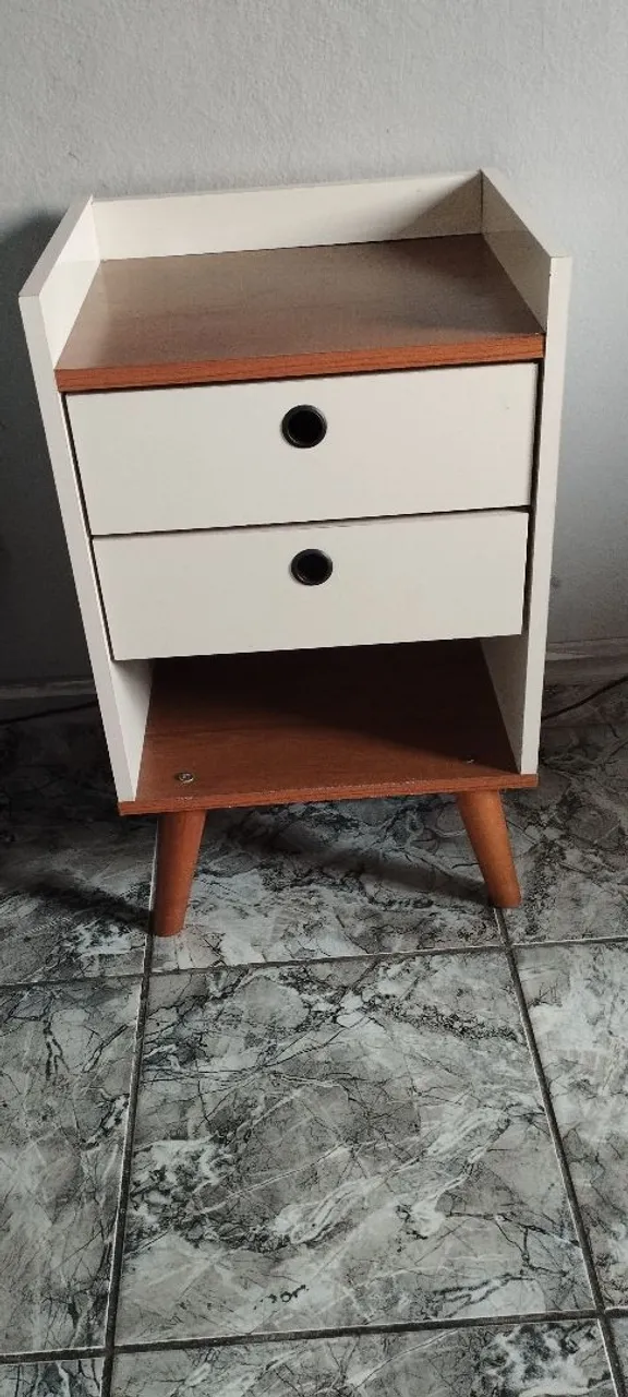 Mesa de cabeceira retrô com gavetas
