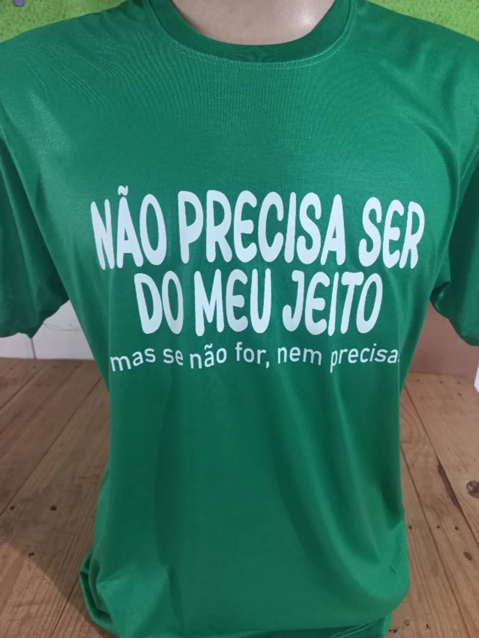 Camiseta  com frases e estampa 